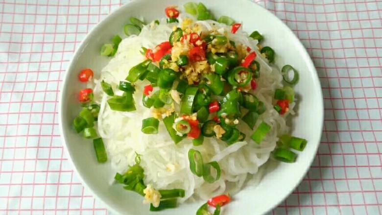 凉拌棒菜丝,切好的所有配料,放入盘中。