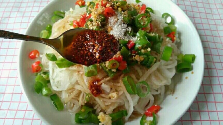 凉拌棒菜丝,<a style='color:red;display:inline-block;' href='/shicai/ 69577'>熟油辣子</a>(多放几勺油)