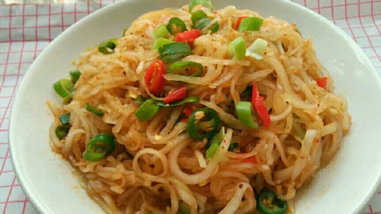 凉拌棒菜丝,一道下饭菜,配稀饭、米饭、馒头都可以。