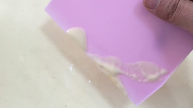 圣诞威化饼干蛋糕(好吃有颜值),可以借助梯形刮刀抹平;