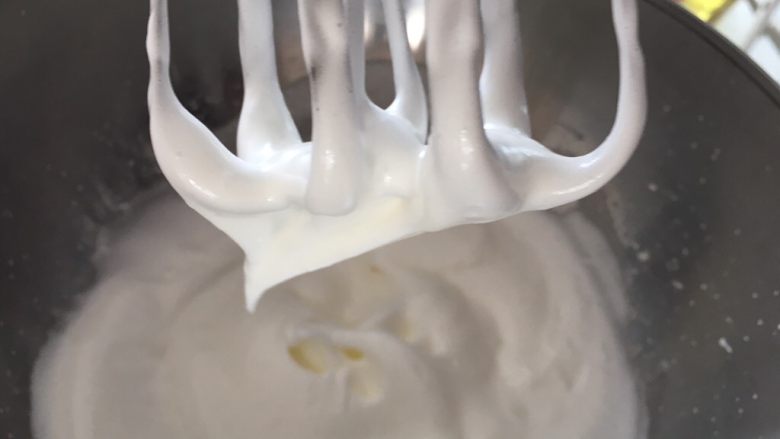 圣诞威化饼干蛋糕(好吃有颜值),分2-3次加入50克细砂糖,用电动打蛋器打发至提起打蛋头有大弯钩,这里不用打发至硬性发泡哦!