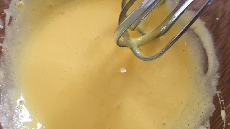 圣诞威化饼干蛋糕(好吃有颜值),蛋黄打发至颜色发白,体积稍稍膨胀,提起打蛋器有轻微的纹路;