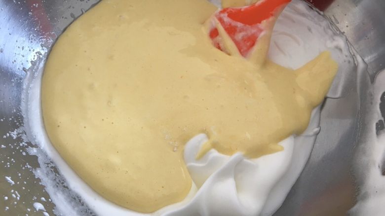 圣诞威化饼干蛋糕(好吃有颜值),混合好的面糊再次倒入剩下的2/3的蛋白霜中,用刮刀再次翻拌均匀;
