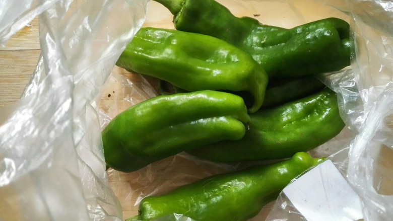 猪油渣炒辣椒豆豉,准备青辣椒6个(辣椒选肉稍微厚一点的,喜欢辣就选颜色青一点的,不喜欢太辣就选颜色浅一点的)。