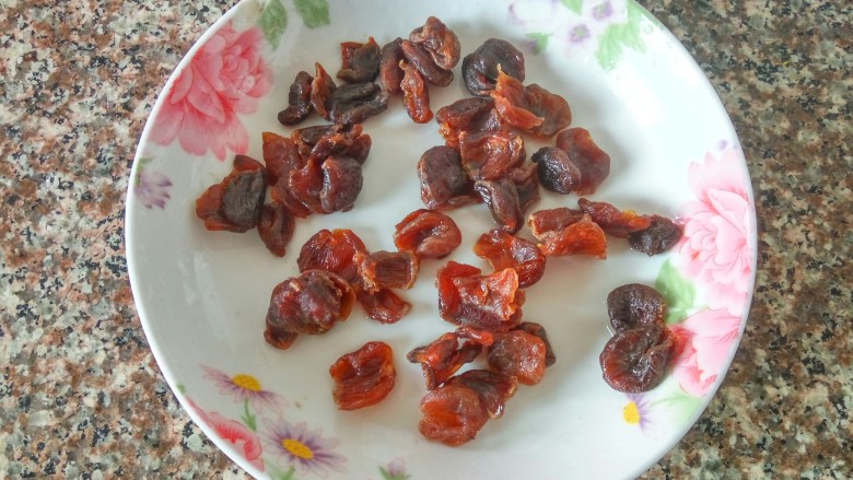 百变鸡蛋+桂圆鸡蛋糖水,桂圆清洗干净、(桂圆是自己晒的、买的桂圆要去壳去核)