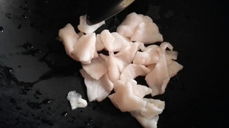 猪油渣炒辣椒豆豉,把肥肉(也可以用猪板油)倒入锅中。