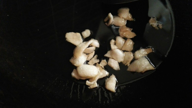 猪油渣炒辣椒豆豉,把肥肉熬出油,捞出猪油渣。