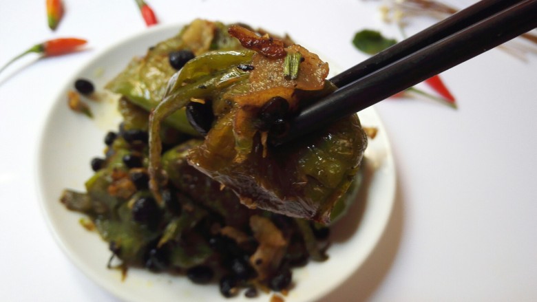 猪油渣炒辣椒豆豉,辣椒中带着豆豉的浓郁香味,和猪油渣的脆香。