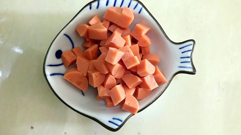 一碗面条+味蕾新体验之老干妈芝士火腿肠鸡蛋捞面,<a style='color:red;display:inline-block;' href='/shicai/ 437'>火腿肠</a>如图所示,切成小块,备用
