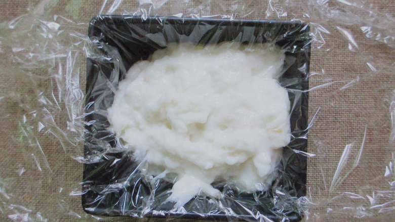 炸牛奶,将面糊放在碗里,盖上保鲜膜,放入冰箱冷藏一夜,或放入冷冻室冷冻半小时