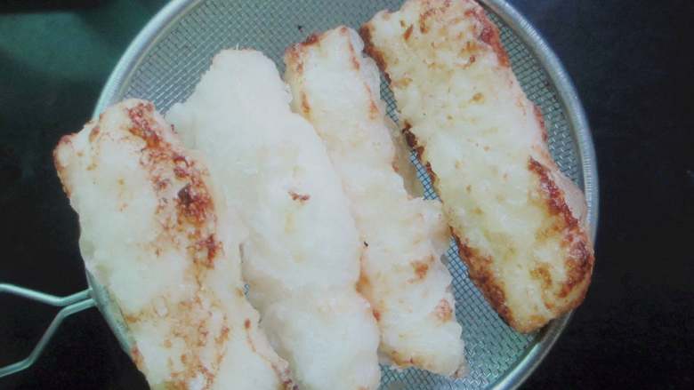 炸牛奶,捞出炸好的材料,沥干油