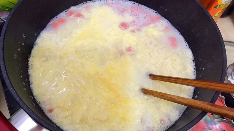 一碗面条+味蕾新体验之老干妈芝士火腿肠鸡蛋捞面,用筷子搅拌一下,使鸡蛋成絮状而不是块状