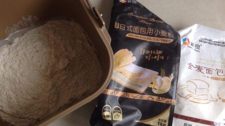 黑豆红枣豆浆小餐包,倒入面粉