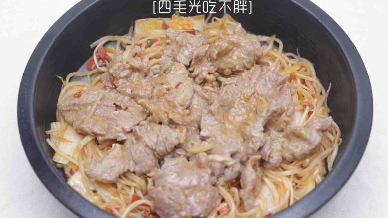 水煮牛肉,把肉片捞摆在菜上;