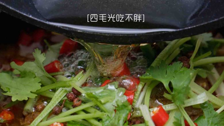 水煮牛肉,另起锅倒入花生油烧热,浇淋在表面;