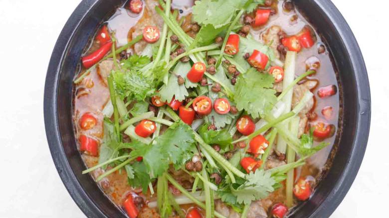 水煮牛肉,最后撒上辣椒段和花椒;