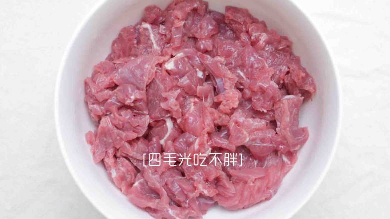 水煮牛肉,<a style='color:red;display:inline-block;' href='/shicai/ 7036'>牛里脊肉</a>切片;