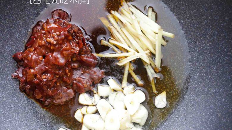 水煮牛肉,热油,倒入<a style='color:red;display:inline-block;' href='/shicai/ 46964'>郫县豆瓣酱</a>和姜丝和蒜片炒至香味出来;