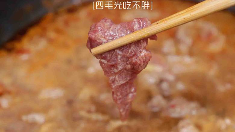 水煮牛肉,开大火,把腌制好的肉片一片片快速放入锅中,肉片在锅中沸腾15秒即可关火起锅;