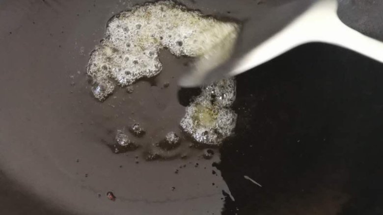 锅包肉, 起锅加少量油,倒入白糖,熬