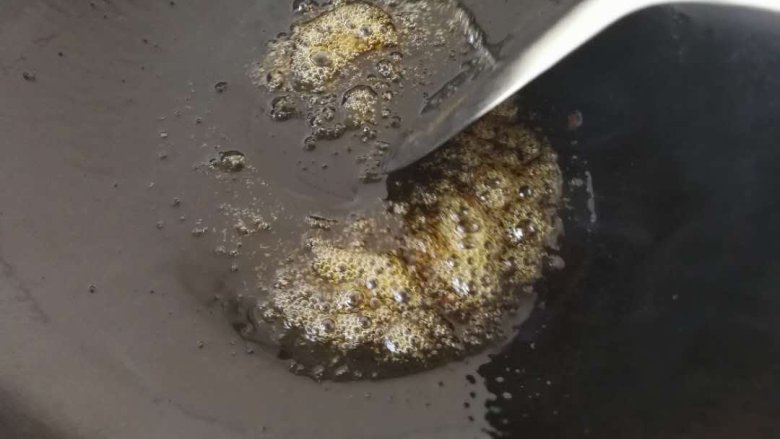 锅包肉,这样加入调好的汁,加少量的水,小火熬
