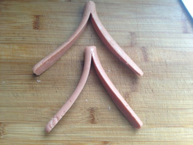 百变鸡蛋+爱心香肠煎蛋,<a style='color:red;display:inline-block;' href='/shicai/ 437'>火腿肠</a>从中间对半切开,尾部留一段别切断...
这个挺讲究的~成败就在这里了!
关键1是要居中对半切,关键2是尾部不要留太长不然弯曲容易断