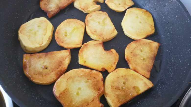 干锅土豆片,两面煎黄 要熟了