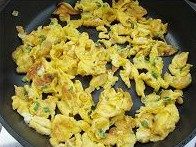 百变鸡蛋胡萝卜炒鸡蛋,锅中放油,油热后下入鸡蛋液,用翻炒至鸡蛋定型,盛出备用