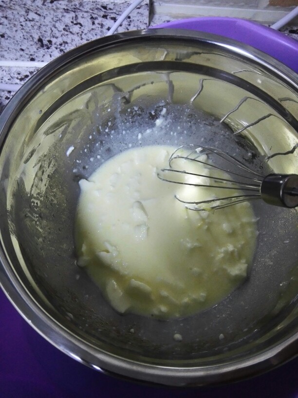 乳酪蛋糕,先用打蛋器手动搅拌,将奶油奶酪搅成图片状态