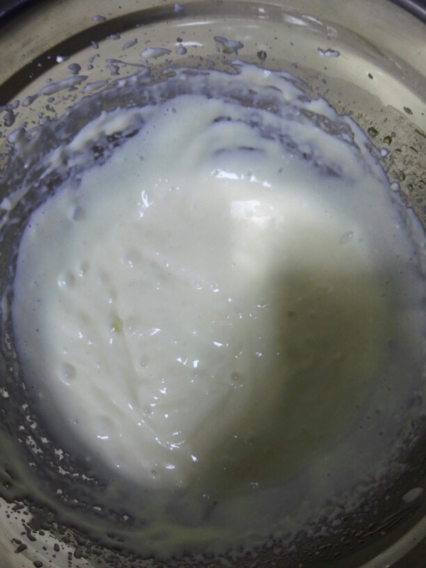 乳酪蛋糕,然后用电动打蛋器将其打至全部融化无颗粒,呈顺滑状态为止。