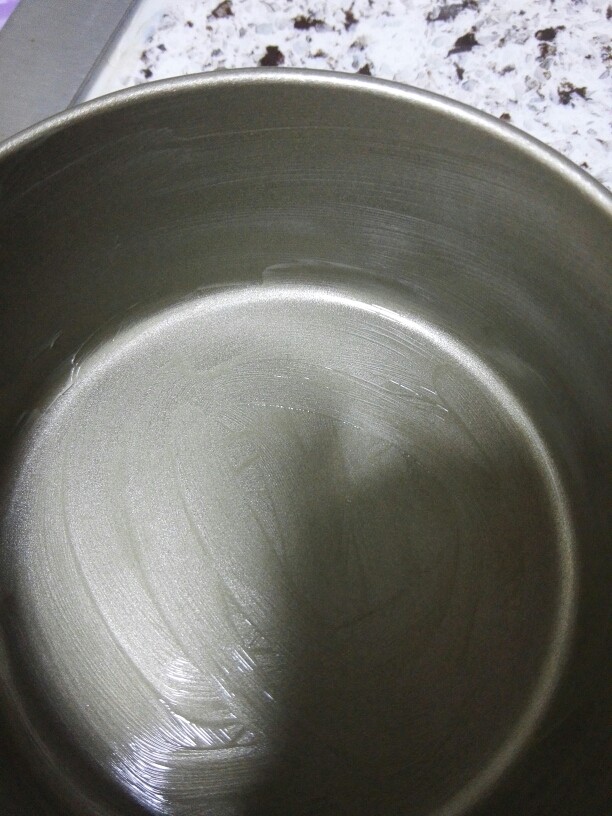 乳酪蛋糕,取一小块黄油(可以用脱模油代替)把6寸固底模具内壁涂匀即可。这样做是为了方便蛋糕脱模。