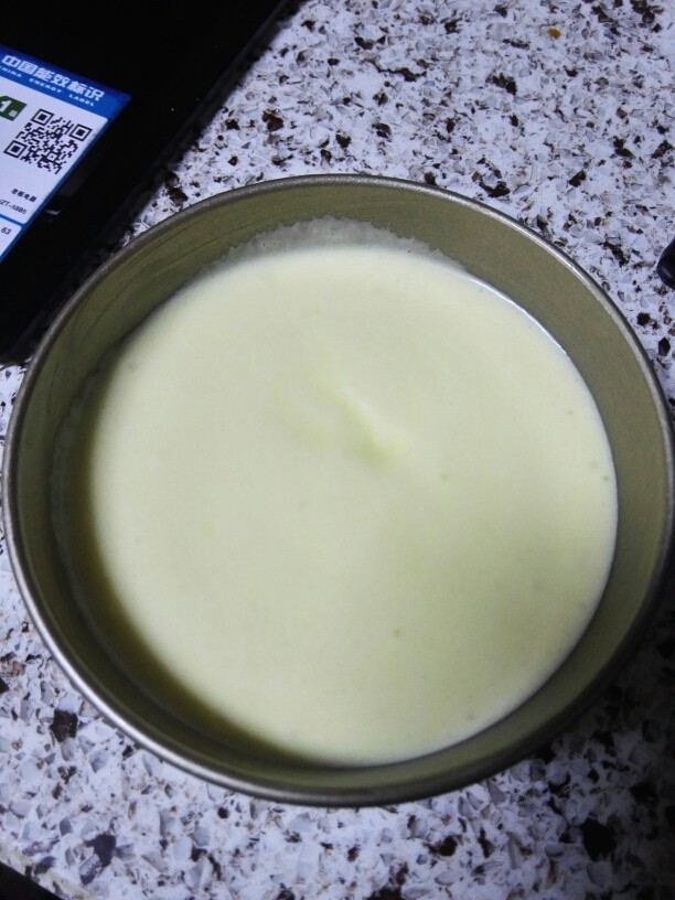 乳酪蛋糕,将搅拌均匀的面糊倒入模具,并在15CM高度垂直落下,震出大气泡。然后将烤盘放入最底层注入500毫升水,同时烤箱180℃预热5分钟。