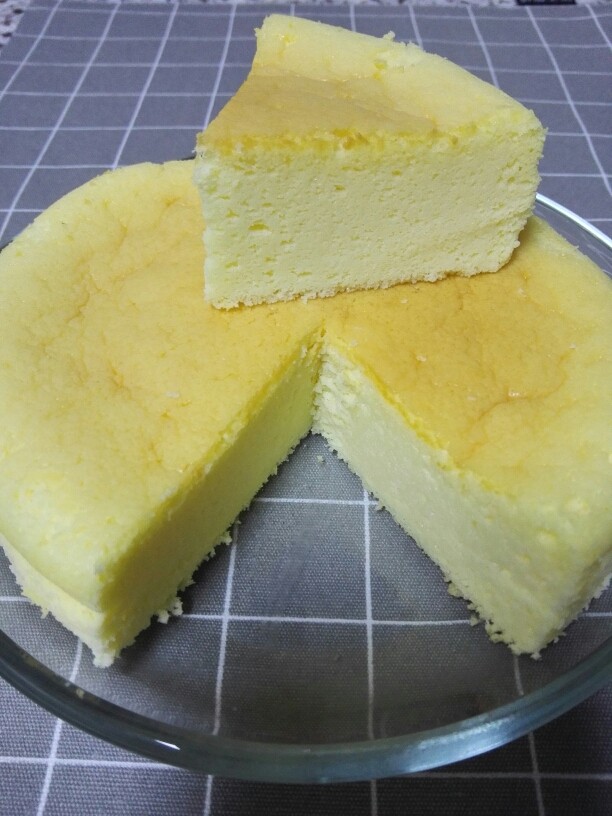 乳酪蛋糕,180℃烘烤25分钟后,转150℃烘烤50分钟即可。
取出后放温即可轻松脱模。