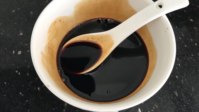 百变鸡蛋~啤酒卤蛋(迷你版),再准备酱料:碗里加入1勺生抽,半勺老抽,1勺蚝油,1匙糖,半匙盐,搅匀备用