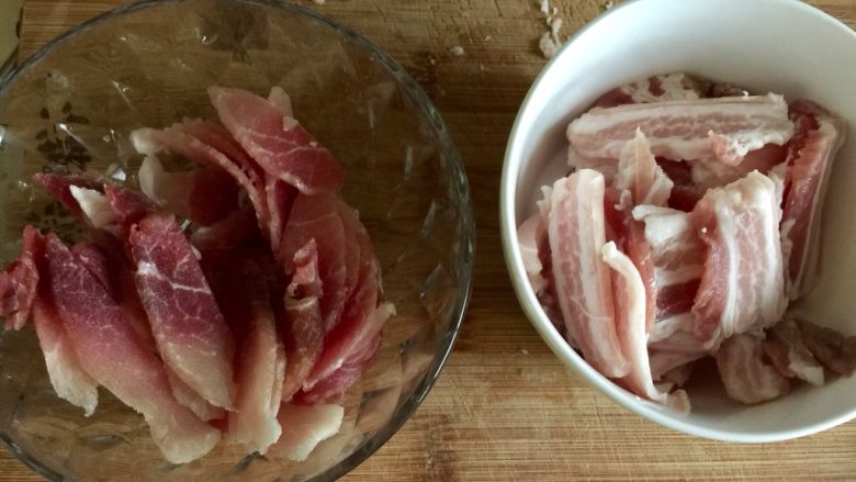 似是小炒肉的尖椒炒肉,分别切片,备用