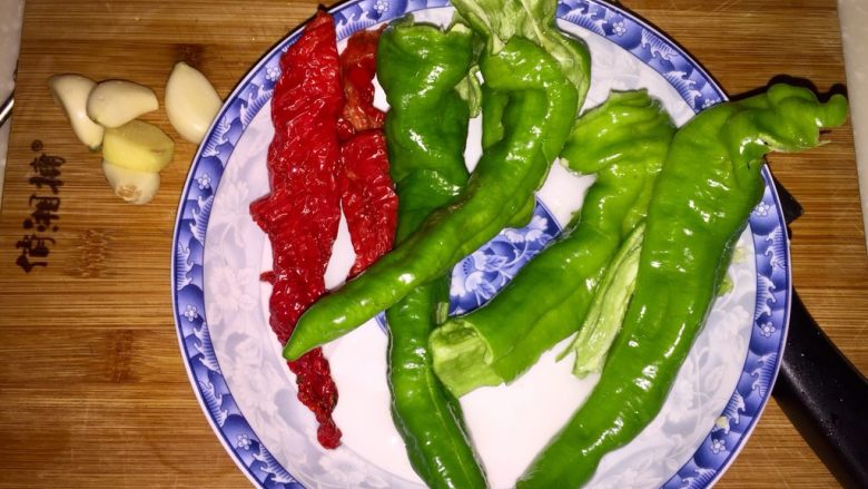 似是小炒肉的尖椒炒肉,姜去皮蒜剥皮清洗,辣椒分别去蒂去籽清洗备用