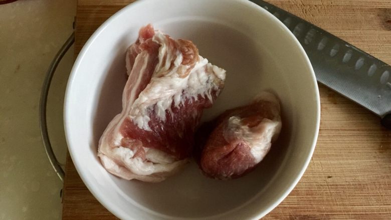 似是小炒肉的尖椒炒肉,五花肉一块,感觉少了点,又加了点后腿肉,当然全部用五花肉片更好吃