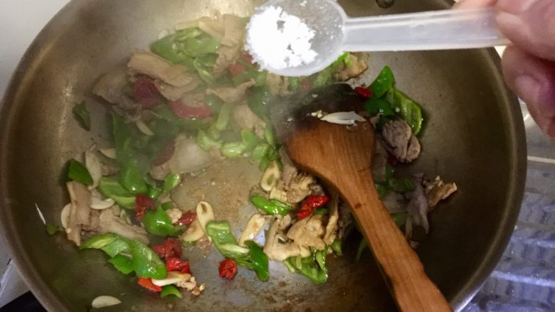 似是小炒肉的尖椒炒肉,加入少许<a style='color:red;display:inline-block;' href='/shicai/ 3729'>白糖</a>提鲜,翻炒一两分钟