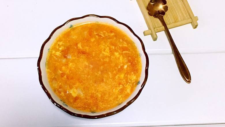番茄鸡蛋疙瘩汤,装入碗中,晾凉后就可以给宝宝吃了。