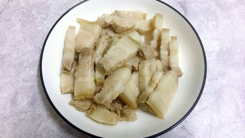 私房板栗烧五花肉,五花肉过水捞出