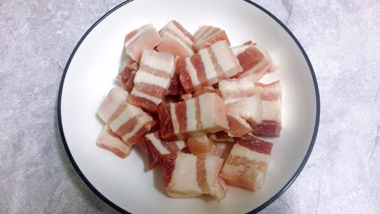 私房板栗烧五花肉,备好材料
