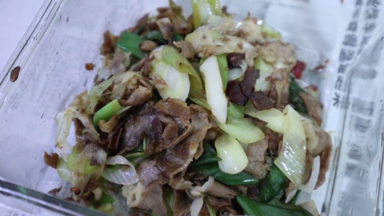 葱爆羊肉
,先热锅，倒入油，爆香姜蒜，倒入羊肉卷翻炒，最后倒入葱，翻炒至葱熟后，即可完成。
