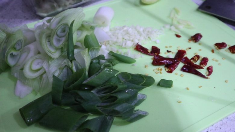 葱爆羊肉
,将葱切滚刀，几粒<a style='color:red;display:inline-block;' href='/shicai/ 86474'>干辣椒</a>，蒜切末，<a style='color:red;display:inline-block;' href='/shicai/ 2800'>生姜</a>切条。