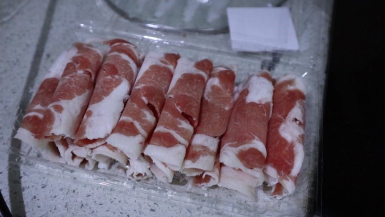 葱爆羊肉
,超市买的<a style='color:red;display:inline-block;' href='/shicai/ 329'>羊肉</a>卷，先解冻。