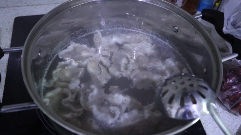 葱爆羊肉
,倒入锅中，焯水。
