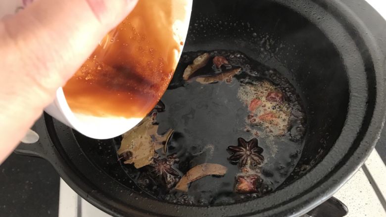 百变鸡蛋~啤酒卤蛋(迷你版),倒入8步骤调好的酱汁,煮半分钟