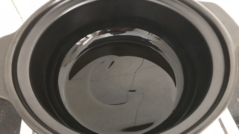 百变鸡蛋~啤酒卤蛋(迷你版),热锅下油
也可以用炒锅的哈