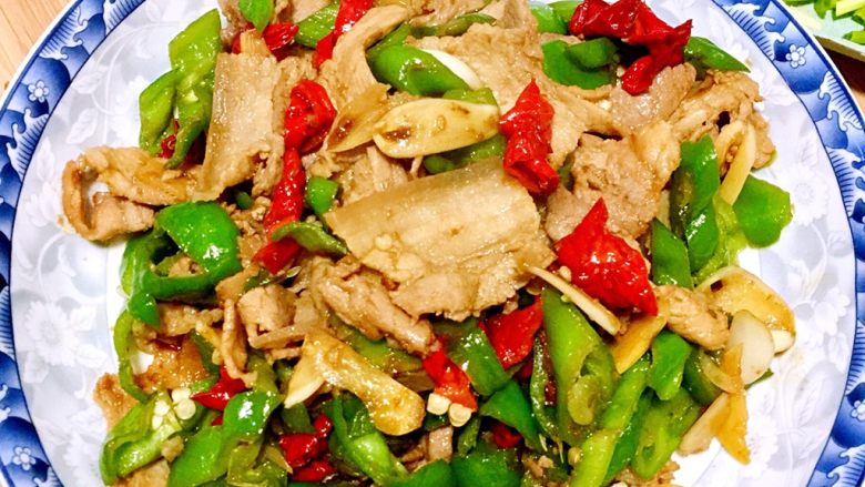似是小炒肉的尖椒炒肉,觉得我们中国的前人们真的很棒,只是尖椒,猪肉,这么普通的两种<a style='color:red;display:inline-block;' href='/shicai/ 210254'>食材</a>,这么简单的炒制,竟然能制造出如此美味的菜肴,嘿嘿