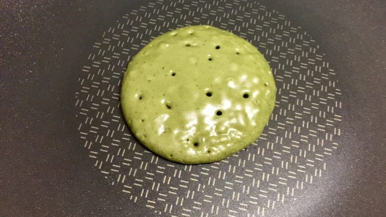 抹茶松饼,表面出现大气孔时,翻面。