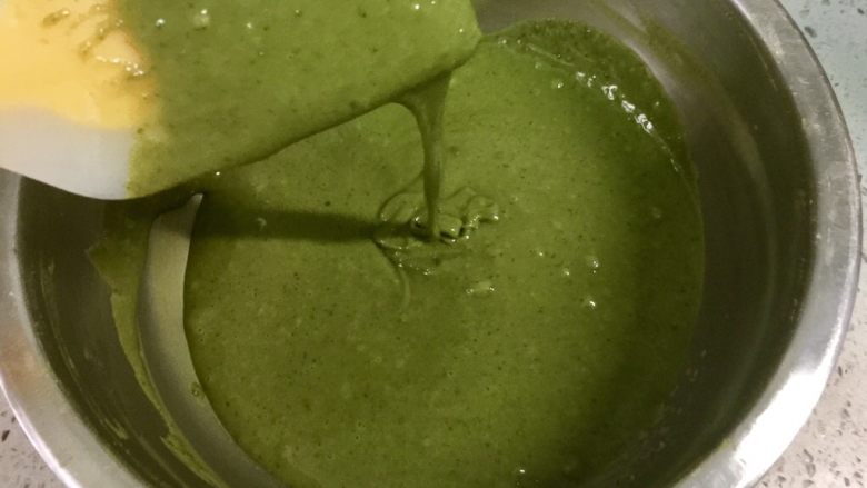 抹茶松饼,混合成顺滑的没有干粉的状态,提起搅拌刀面糊可以自然滴落。